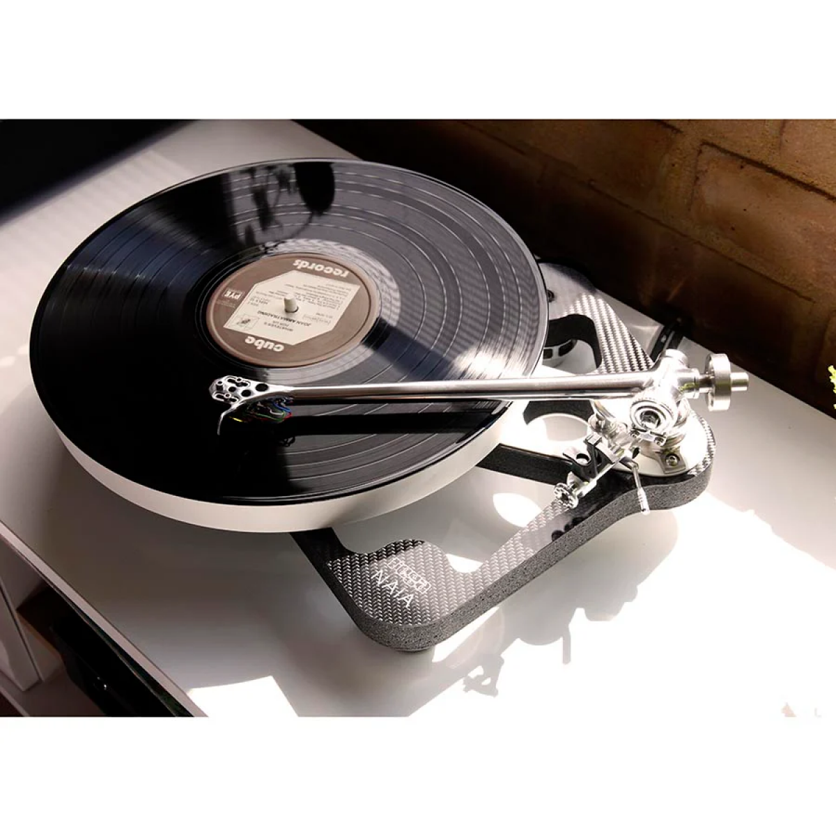 Rega Naia 奈亞黑膠唱盤 | 碳纖/石墨烯底座 | ZTA主軸結構 | RB Titanium唱臂